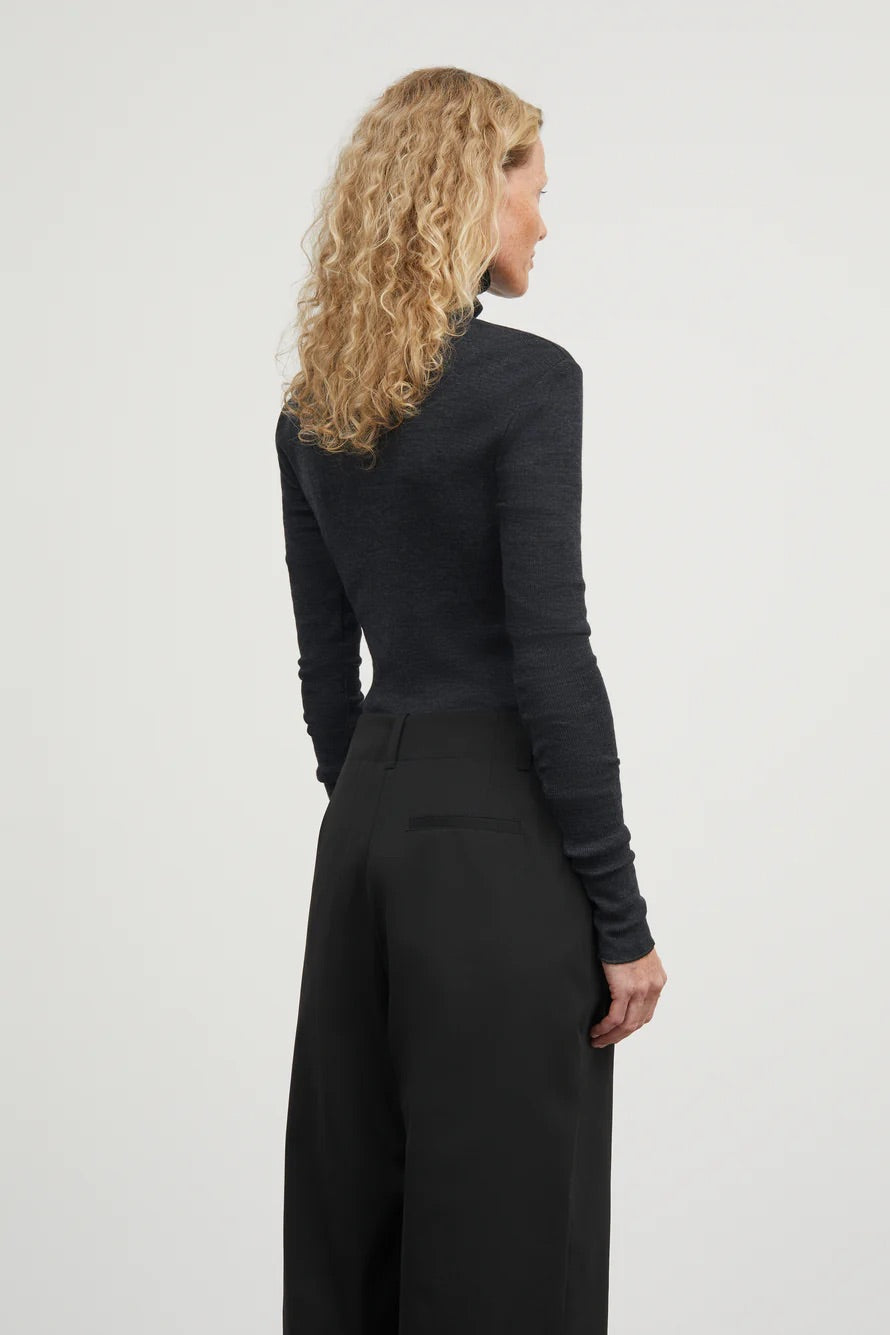 Skall | Esme t-neck - Dark Grey