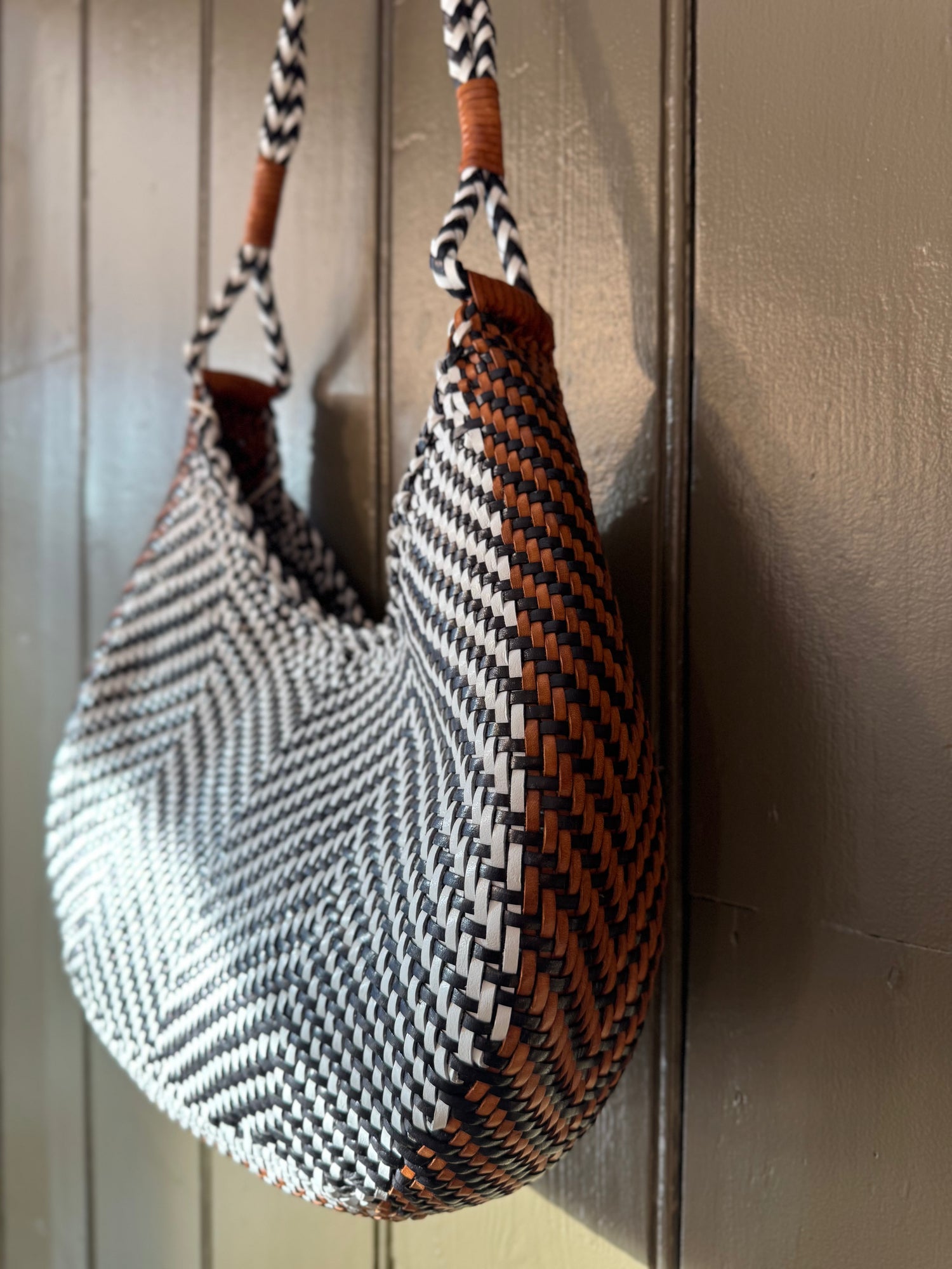 Dragon Diffusion | Minga Hobo - Black/White/Tan