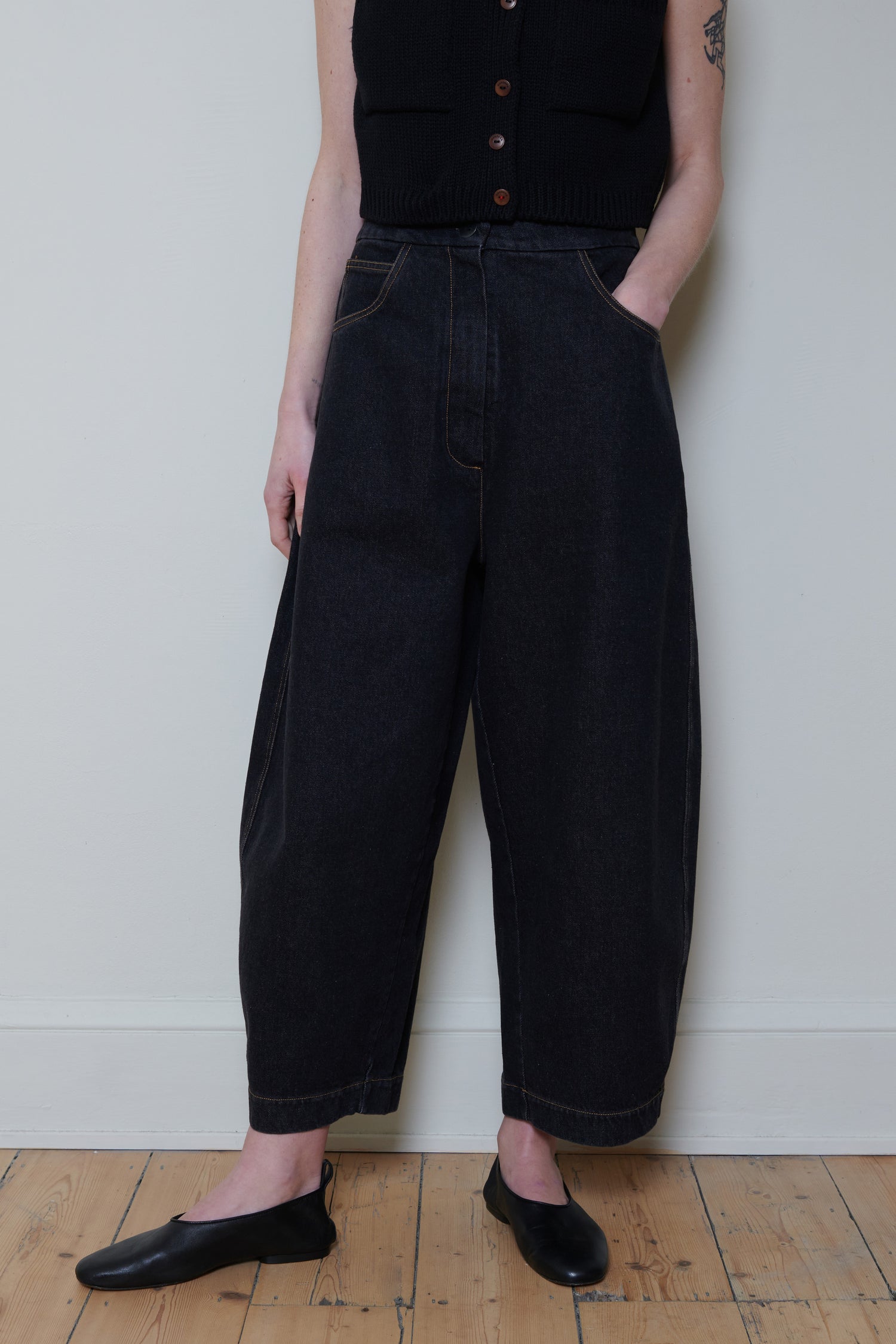 Cordera | Curved Denim Pants - Black